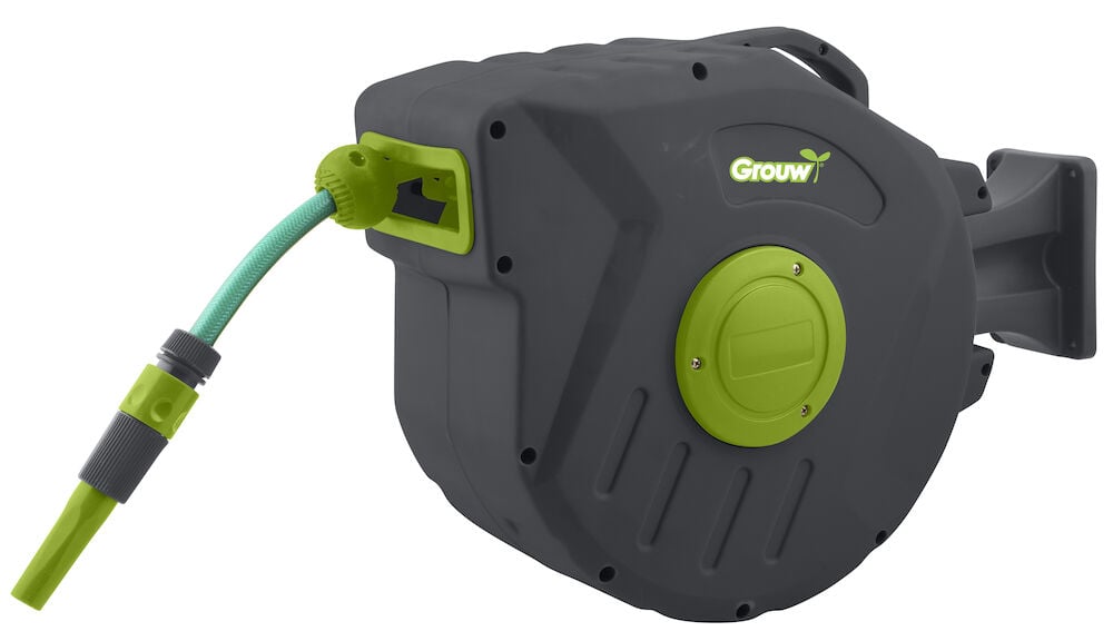 Musta letkukela vihreällä puutarhaletkulla seinään kiinnitetty.