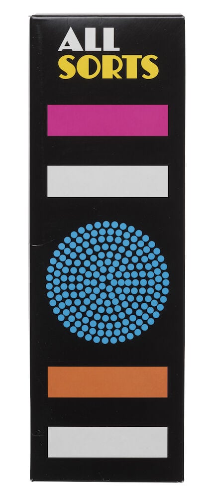 Svart godisförpackning med färgglada rektanglar och cirkel.