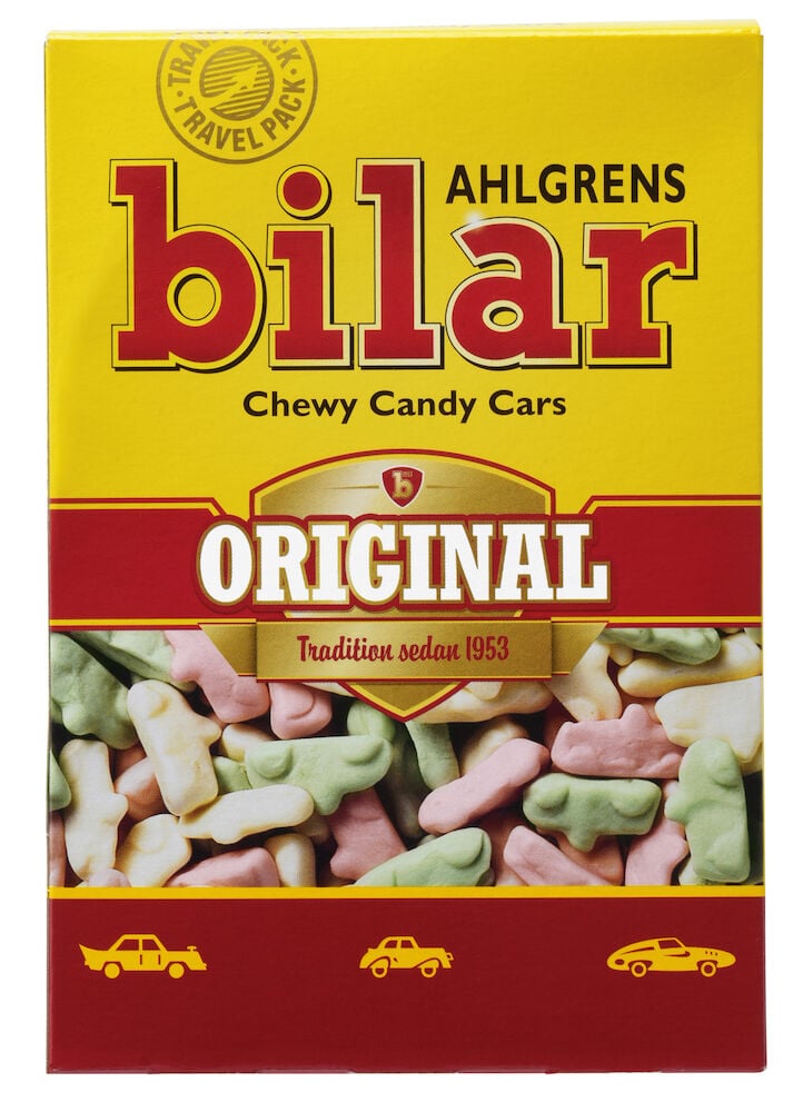 En påse med färgglada bilar av skumgodis.