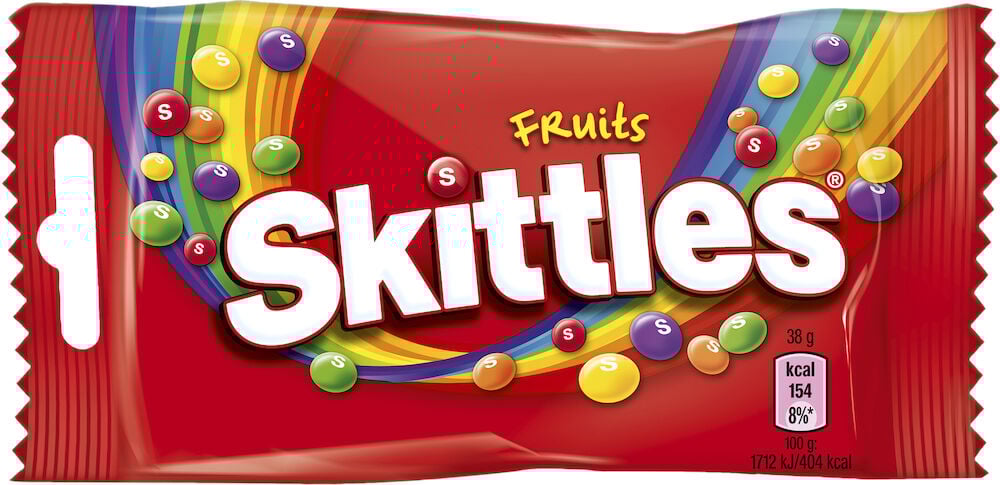 Röd påse med färgglada Skittles godisbitar.