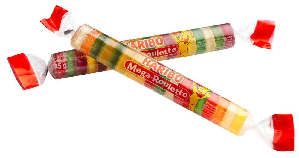 Två Haribo Mega Roulette fruktgodisrullar med färgglada bitar.