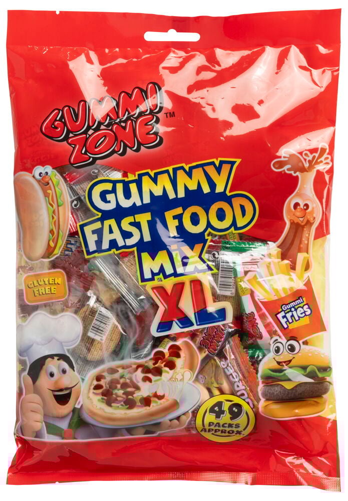 Große rote Tüte mit gemischten Fast-Food-Süßigkeiten.