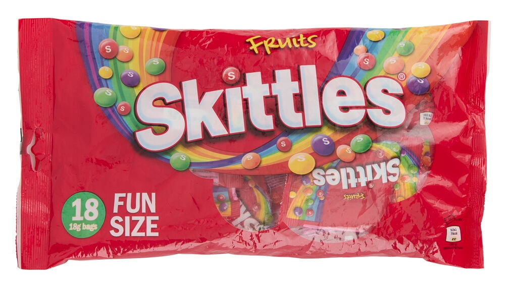 Rote Skittles Fruits Tüte, 18 kleine 18g Beutel sichtbar, Regenbogen- und Süßigkeiten-Grafik auf der Vorderseite.