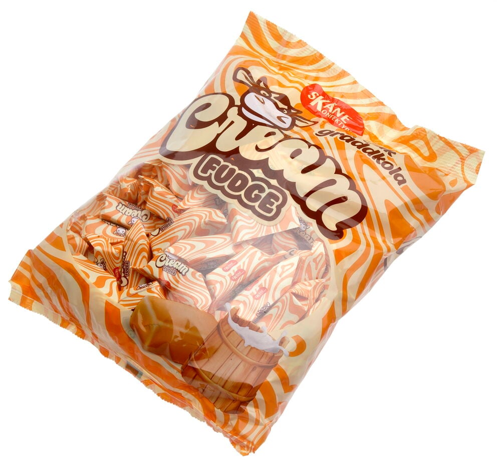 Süßigkeiten Skåne Konfektyr Cream Fudge 1 kg Beutel mit orange-cremefarbenem Wirbelmuster, zeigt einzeln verpackte Fudge-Stücke.