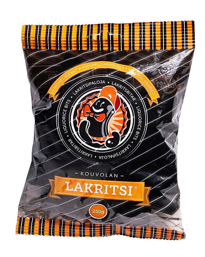 Svart och orange randig påse Godis Kouvolan Lakritsi 250 g Caramel Seasalt med en seriefigur.