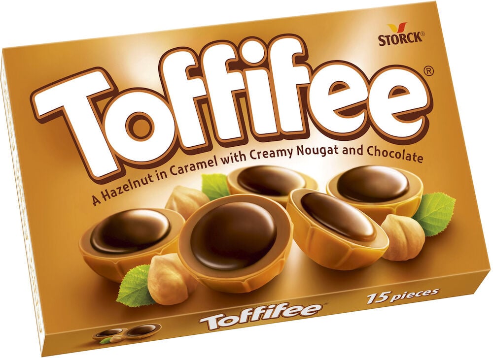 Suklaa Toffifee 125 g pakkaus esittää makeisia hasselpähkinällä, karamellilla, nugatilla ja suklaalla.