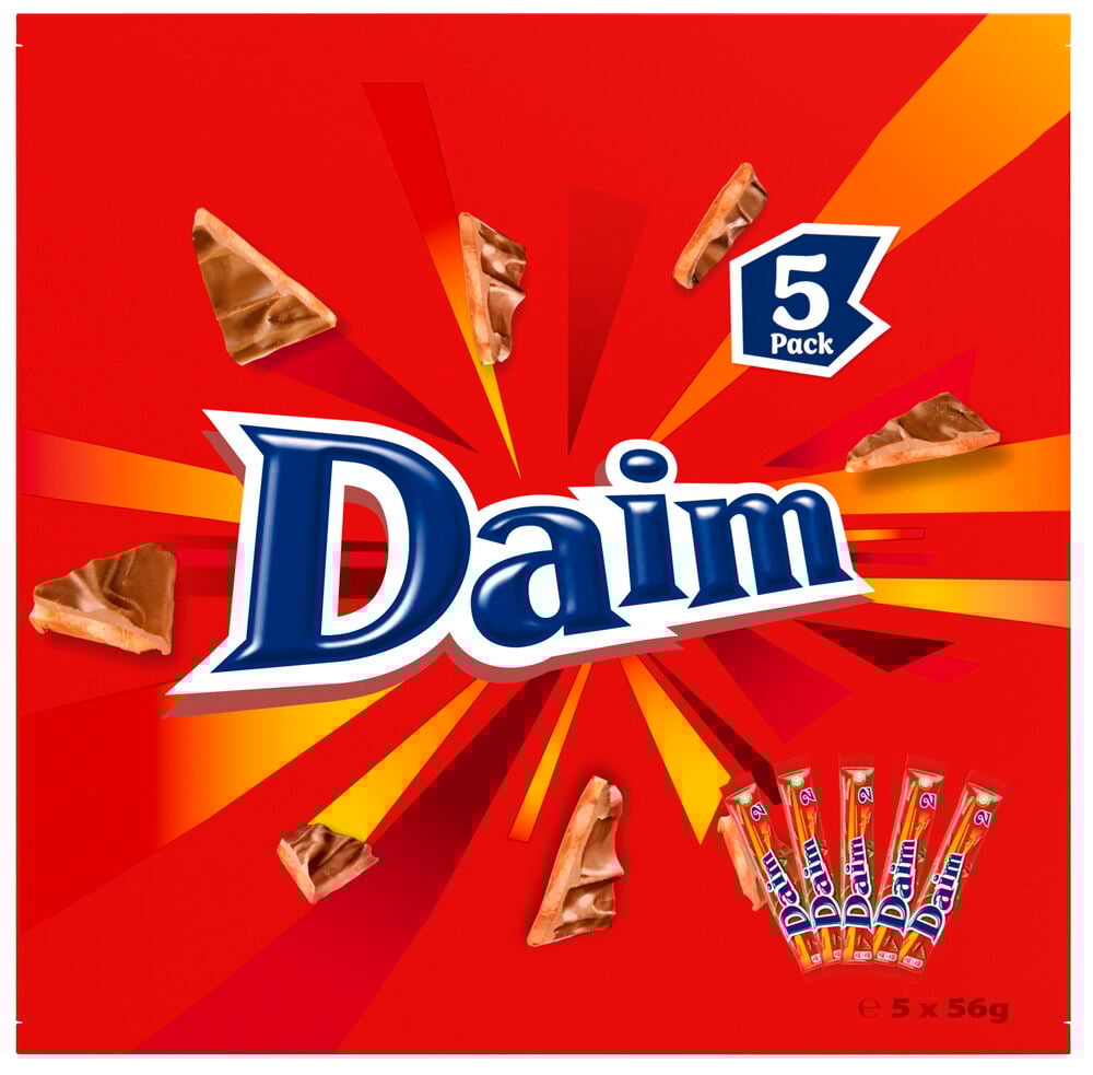 Fem chokladkakor Daim på röd förpackning.