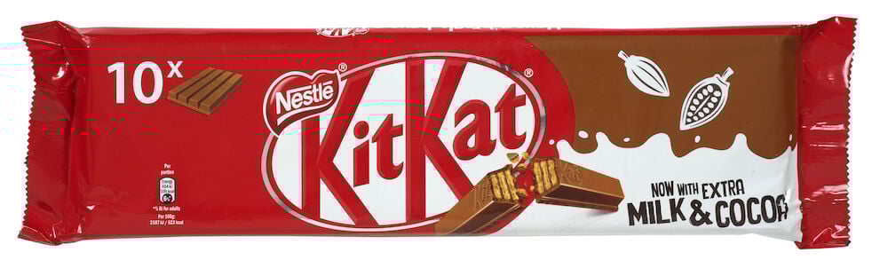 Röd KitKat förpackning med tio chokladkakor.