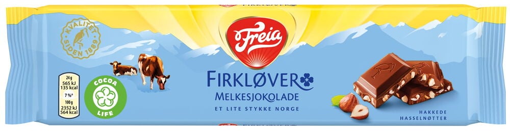 Pakke med Freia sjokoladekake og hele hasselnøtter.