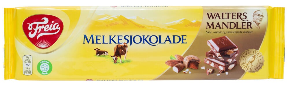 Gul sjokoladekake med Freia logo og mandler.