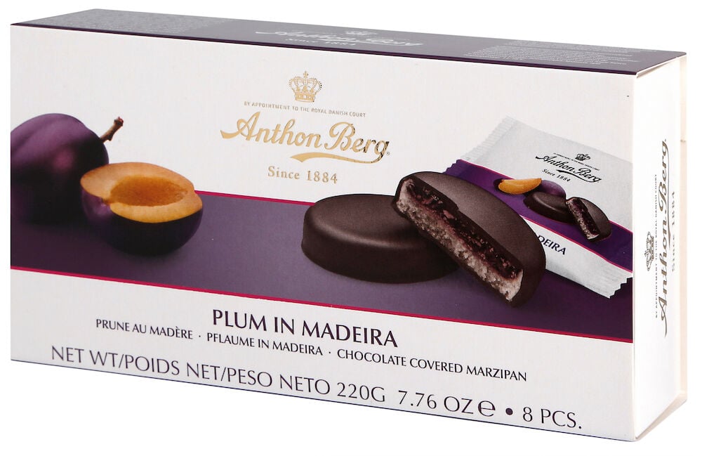 Ask chokladkartong med plommon och marsipan.