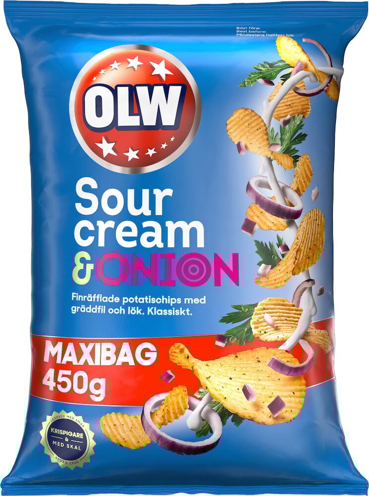 En blå påse OLW chips sourcream onion 450g.