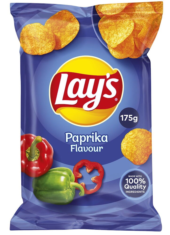 Eine blaue Tüte Lay's Paprikachips mit Paprikaschoten.
