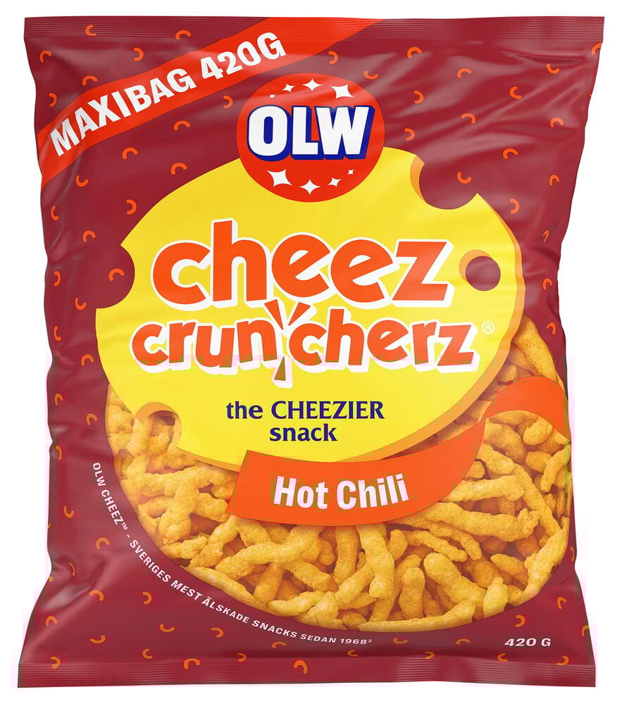 Röd påse OLW Cheez Cruncherz Hot Chili snacks.