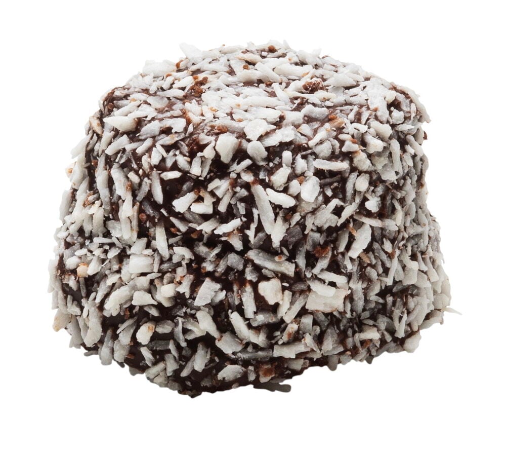 Schokoladenkugel bedeckt mit Kokosraspeln auf weißem Hintergrund.