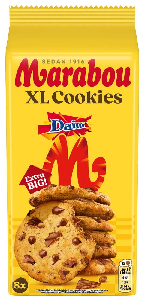 Gelbe Marabou XL Kekse mit Daim 8er-Packung, zeigt einen Stapel Schokoladenchip-Kekse mit Daimstücken.