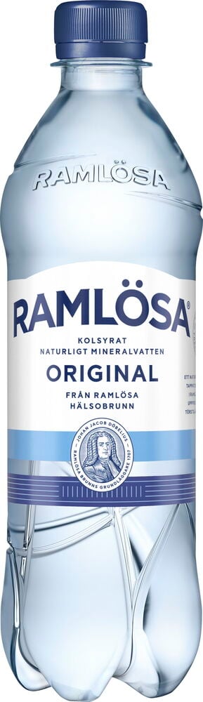 En klar flaska Kolsyrat vatten Ramlösa 50 cl med blå kork och vit och blå etikett.