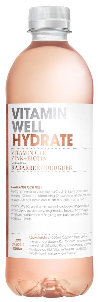 Plastflaska med ljusrosa dryck och vit etikett.