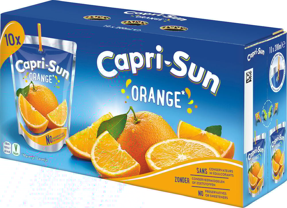 Blå Capri-Sun kartong med apelsiner och juicepåsar.