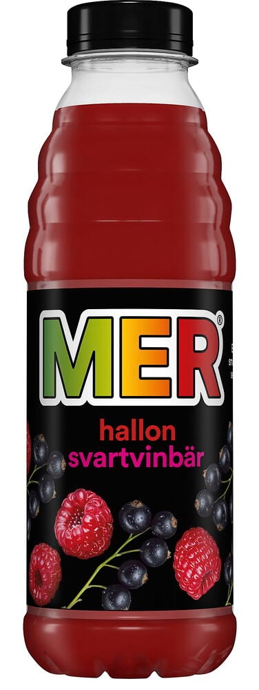 Dryck Mer 50 cl Hallon & Svartvinbär i klar flaska med röd dryck, svart kork och svart etikett med bär.