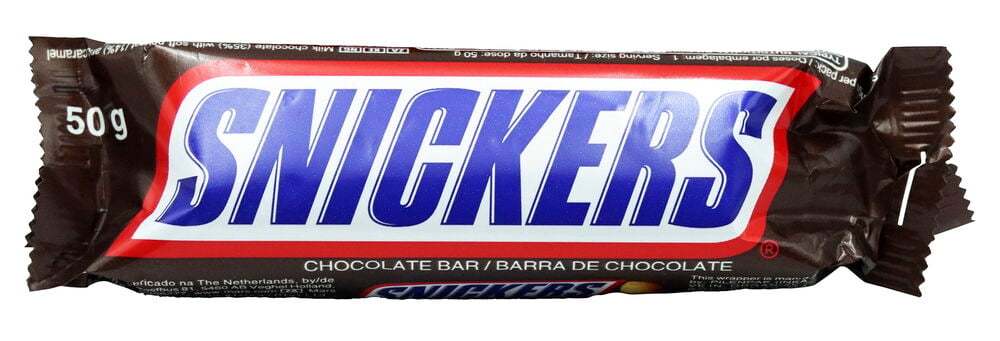 Suklaa Snickers 50 g -patukka ruskeassa pakkauksessa, jossa valkoinen ja punainen etiketti sinisellä SNICKERS-tekstillä.