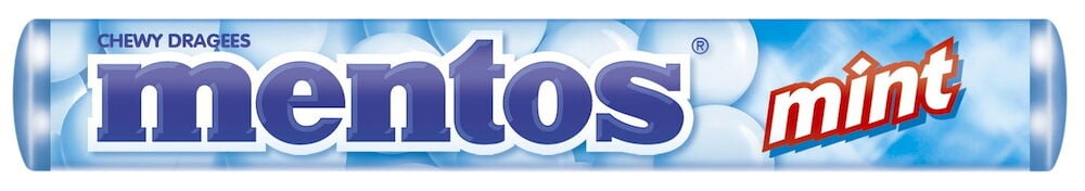 Rulla Mentos-minttukarkkia sinisellä taustalla.