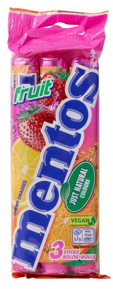 Süßigkeiten Mentos 3x38 g Obst, pinke Plastikverpackung mit drei Rollen Kaubonbons, mit Erdbeer-, Zitronen- und Orangenmotiven.