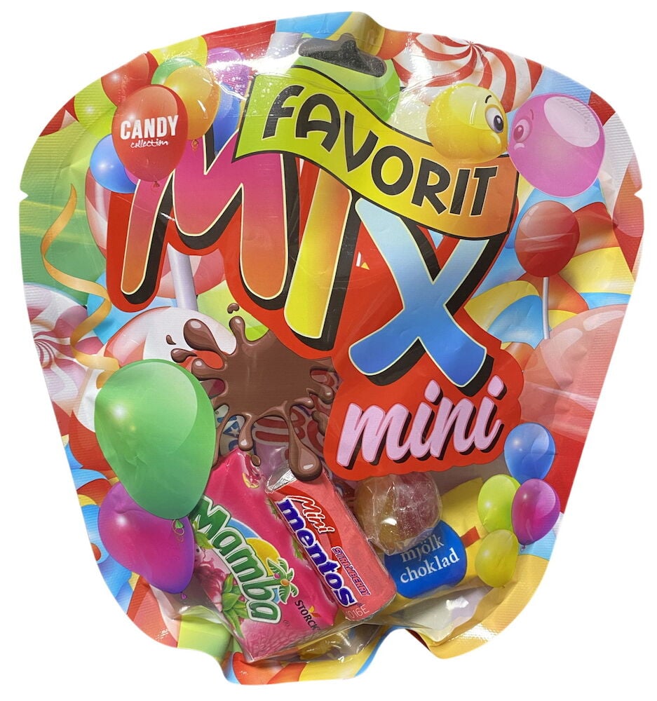 Tüte mit gemischten Süßigkeiten und bunten Luftballons.