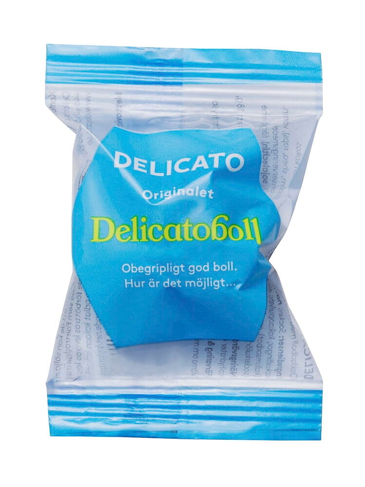 En blå Delicatoboll kondisbit i transparent plastförpackning med blå ränder, framifrån.