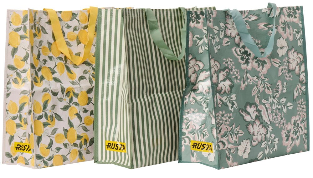 Kolme isoa Kesä-ostoskassia: yksi sitruunoilla, yksi vihreillä raidoilla ja yksi turkoosilla kukkakuviolla.