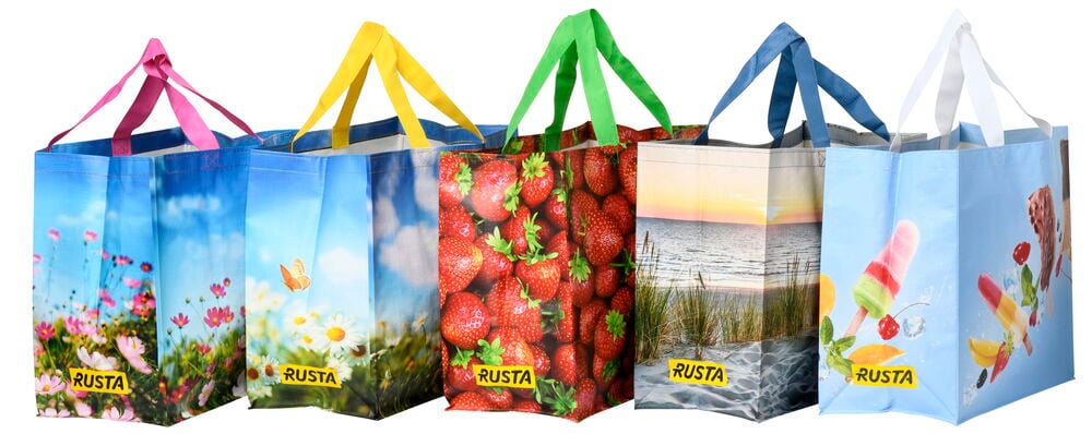 Fünf farbenfrohe Einkaufstaschen mit sommerlichen Motiven und Griffen.