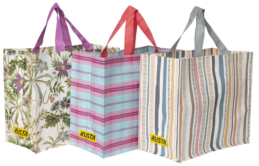 Tre shoppingkassar med olika mönster och färger.