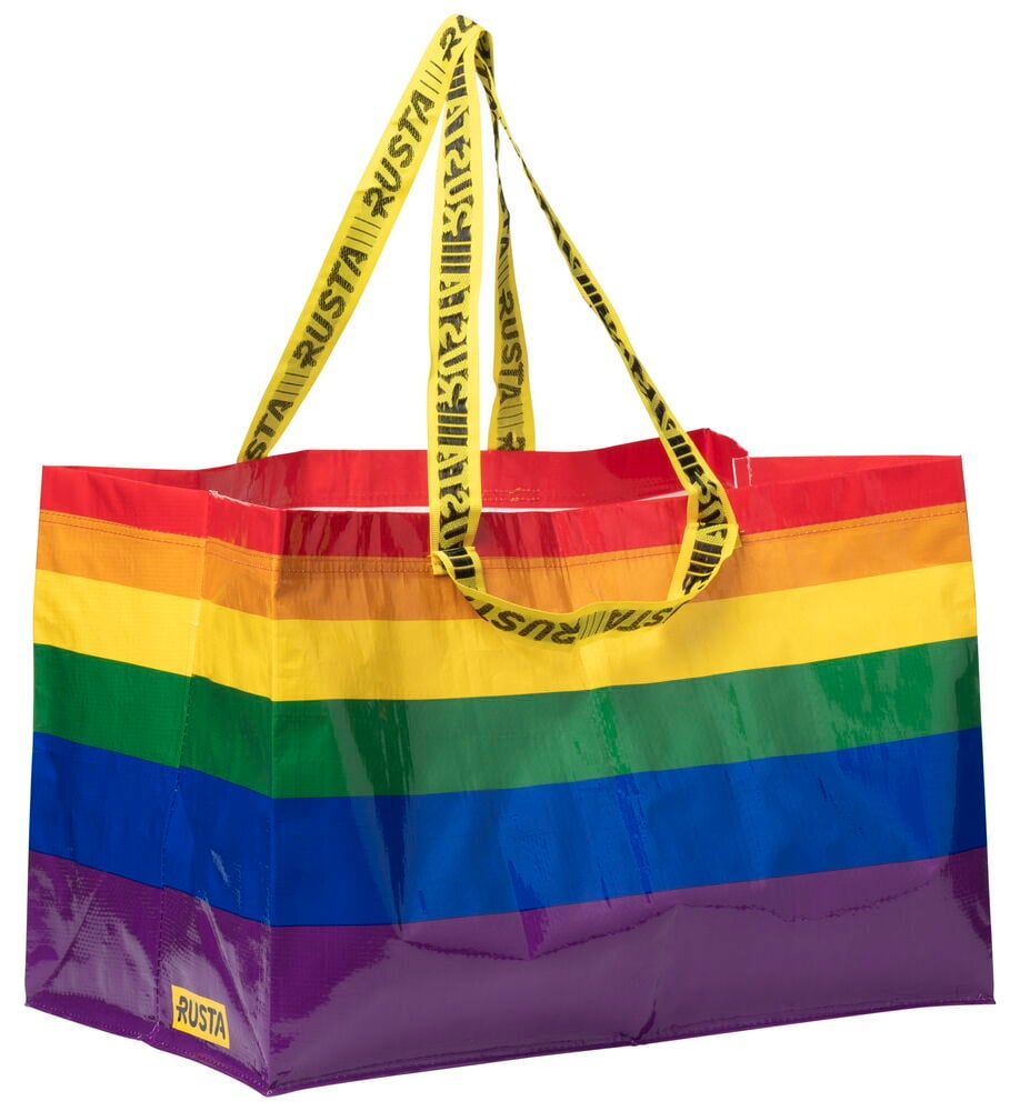 Färgglad bärkasse med regnbågsmönster och gula handtag.