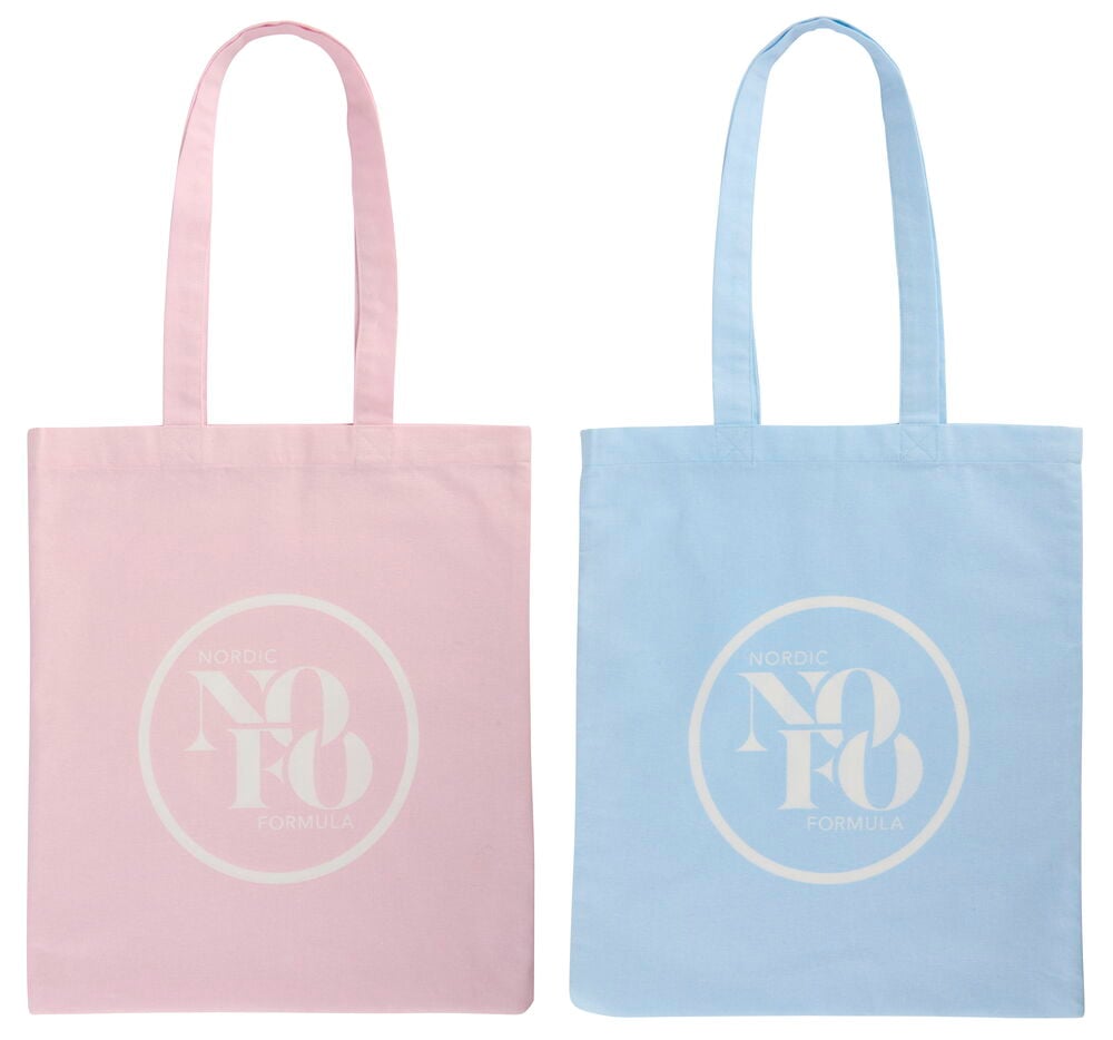 Kaksi puuvillaista Kassi NoFo -laukkua, yksi vaaleanpunainen ja yksi vaaleansininen, molemmissa valkoinen pyöreä logo.