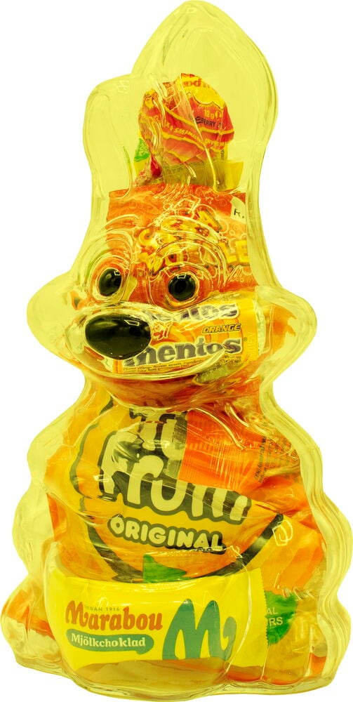 En klar gul påskharebehållare fylld med orange Mentos, orange FRUIT och Marabou mjölkchokladgodis.