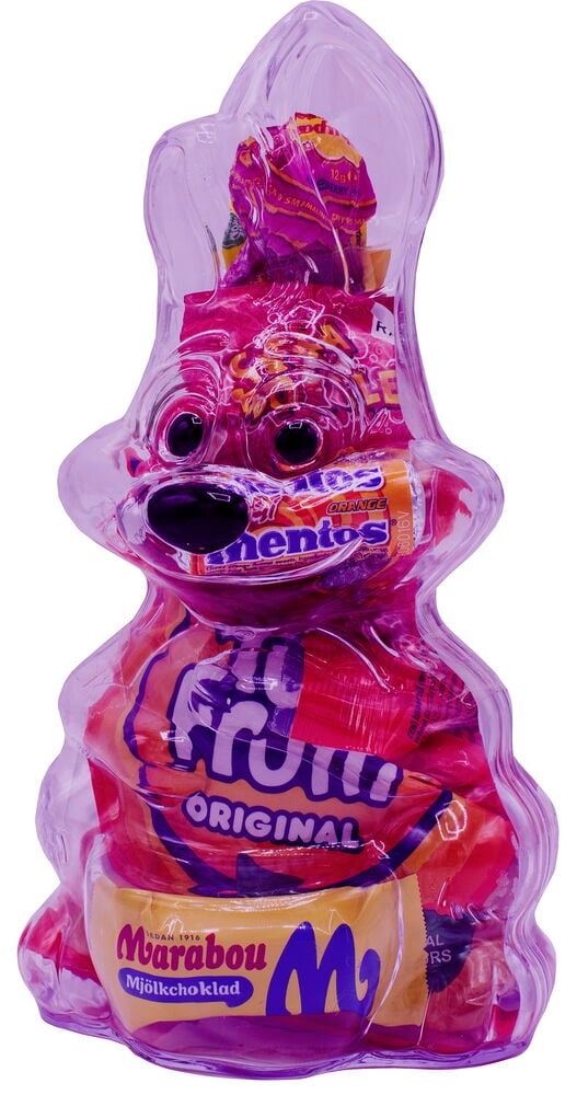 En genomskinlig plastpåskhare fylld med olika godisar, inklusive Mentos, Froam och Marabou choklad.
