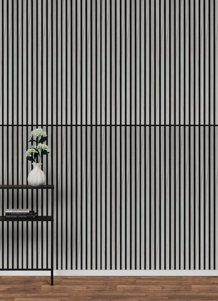 Vertikala ekpaneler på väggen med svart hylla.