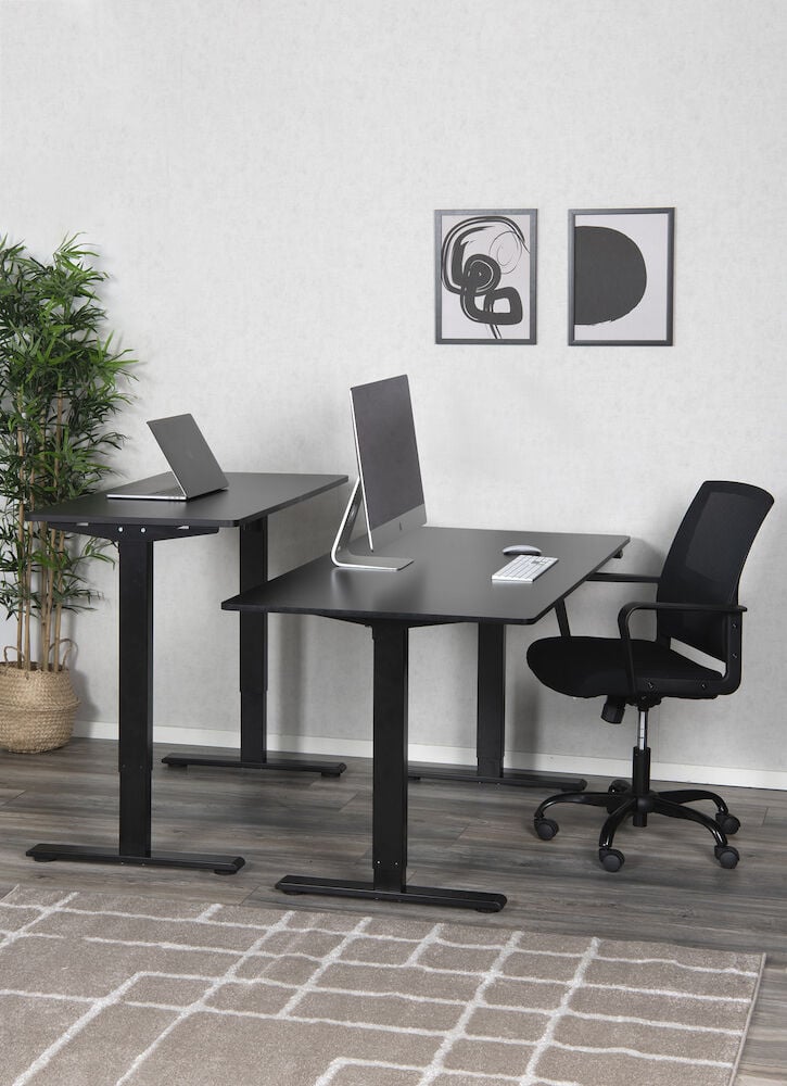 Zwei schwarze höhenverstellbare Schreibtische mit Computern.