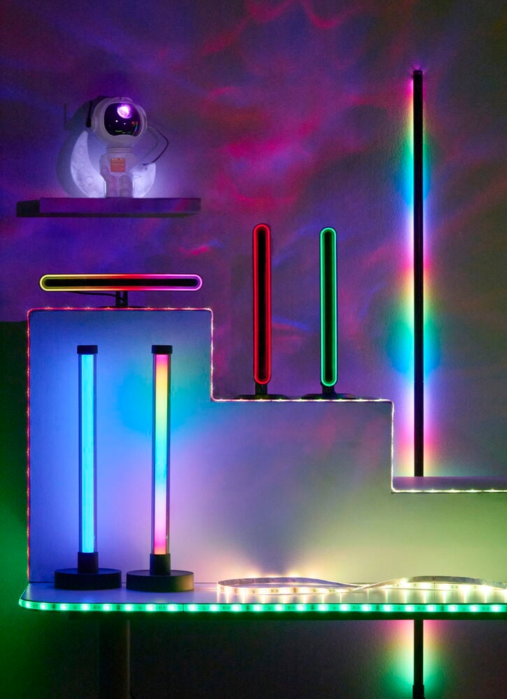 Golvlampa LED Ambiance Flerfärgad, rörlampor, horisontell stång, LED-lister och en astronautprojektor.