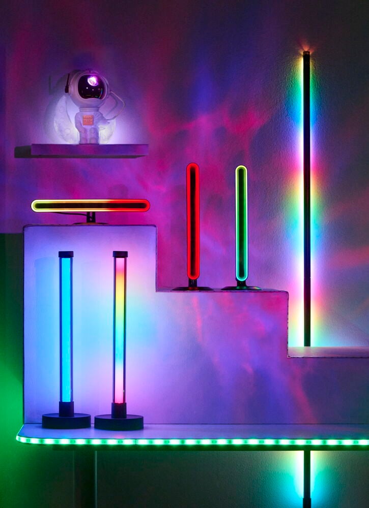 Golvlampa LED Ambiance Flerfärgad, flera vertikala och horisontella LED-lampor samt en astronautprojektor.