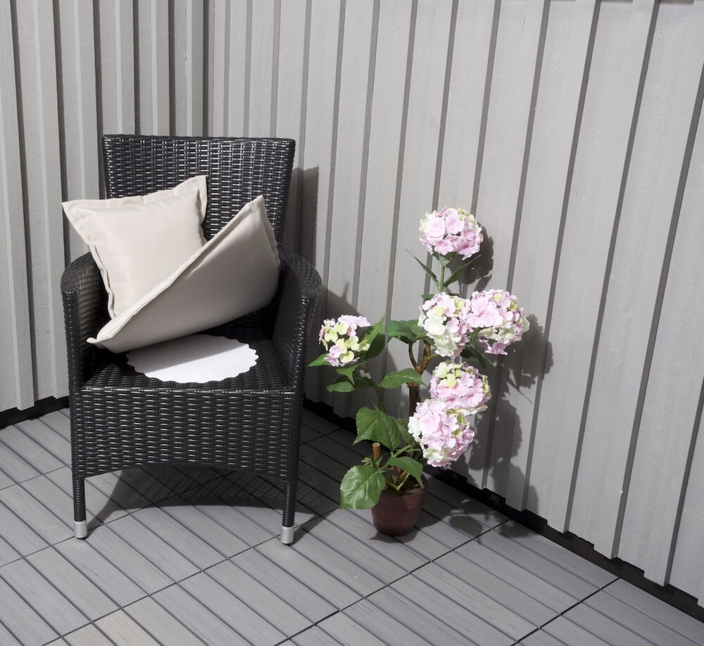 Valkoinen pyöreä liukusuojus kumista tuolissa.