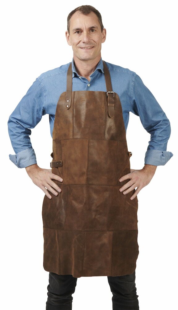 Mies ruskeassa nahkaesiliinassa ja sinisessä paidassa.