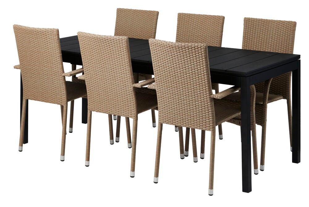 Kuusi beigeä pinottavaa tuolia mustan suorakulmaisen pöydän äärellä.