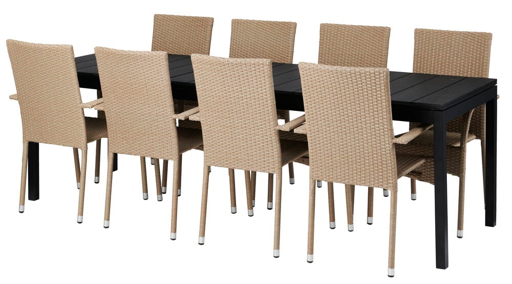 Kahdeksan beigeä pinottavaa tuolia mustan ruokapöydän ääressä.