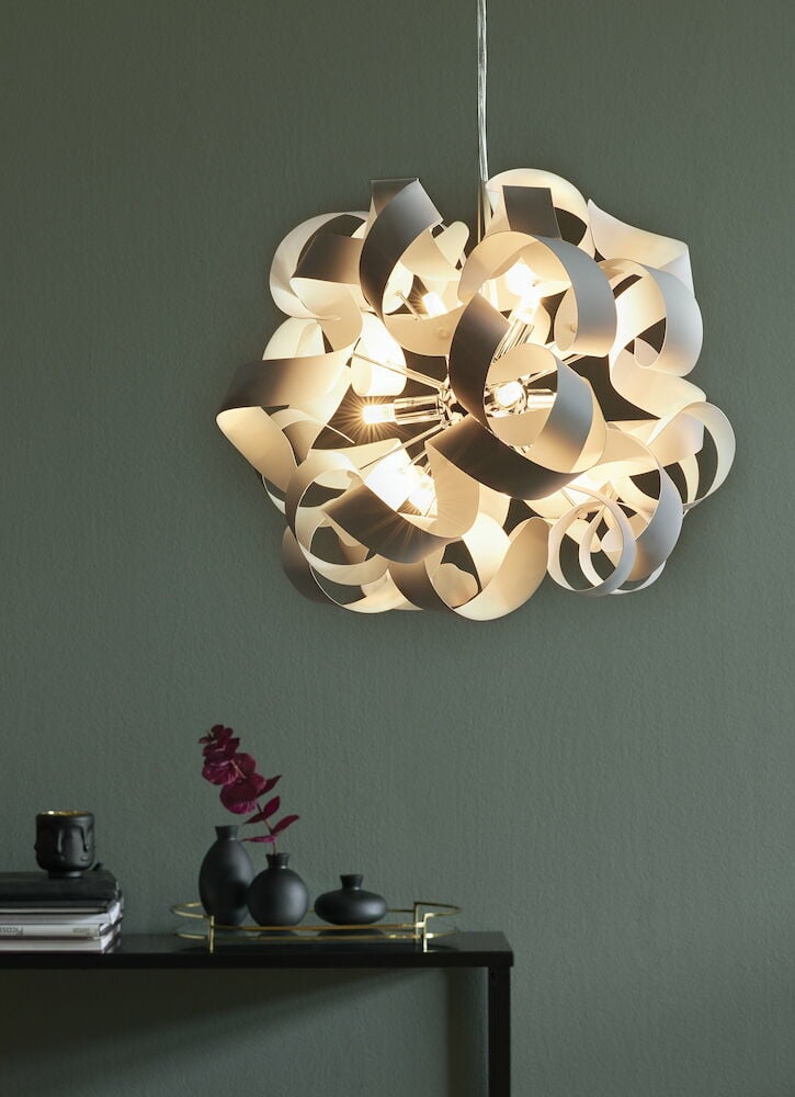 Grön vägg målad med matt färg, modern lampa.