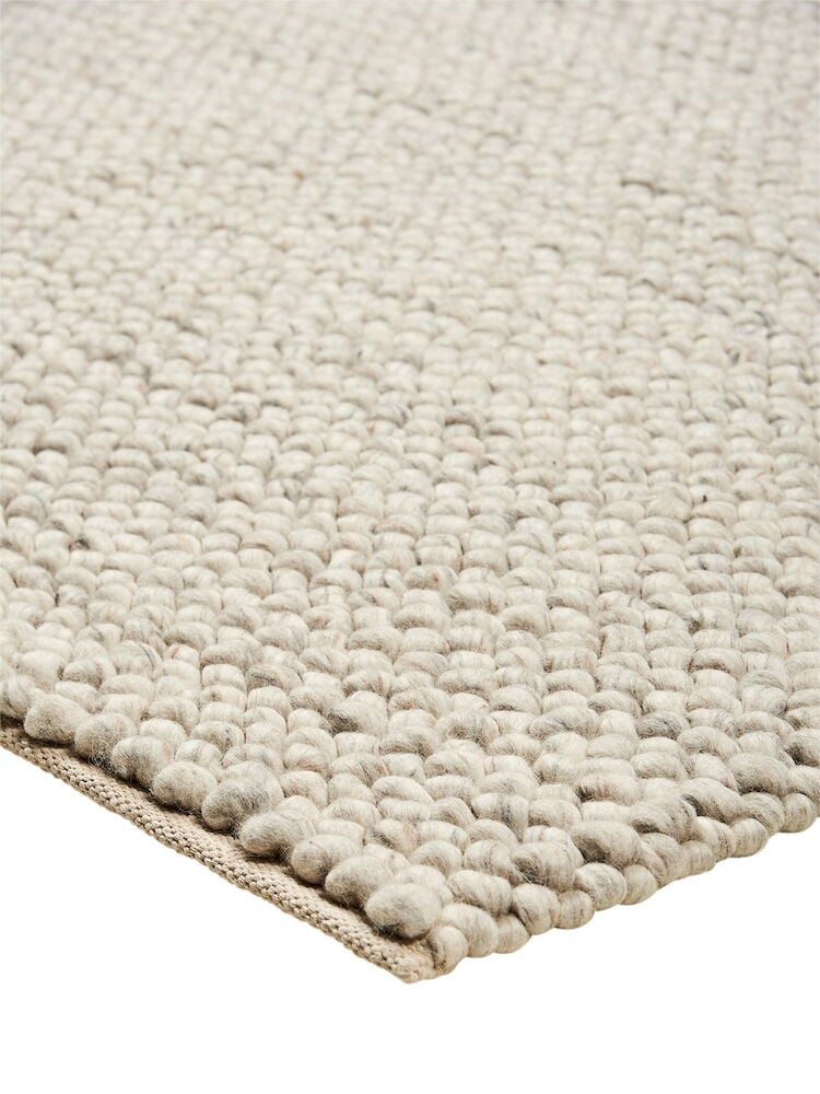 Käsinkudottu villamatto luonnollisessa vaaleassa värissä.