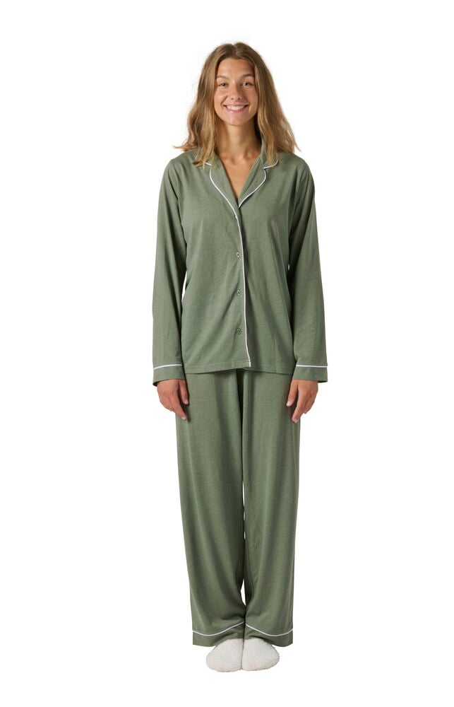 Framsida av kvinna i grön Pyjamas Laura tvådelat set med vit passpoal och vita tofflor.