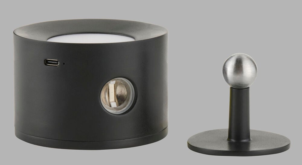 Musta sylinterimäinen Ladattava seinävalaisin USB-C-portilla ja erillisellä mustalla magneettisella seinäkiinnikkeellä.