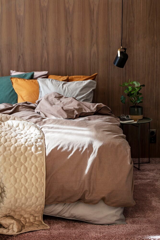 Bettwäsche-Set Vida 135x200 cm Beige Baumwolle auf Bett mit teal, orange, hellgrauen Kissen und gestepptem Überwurf.