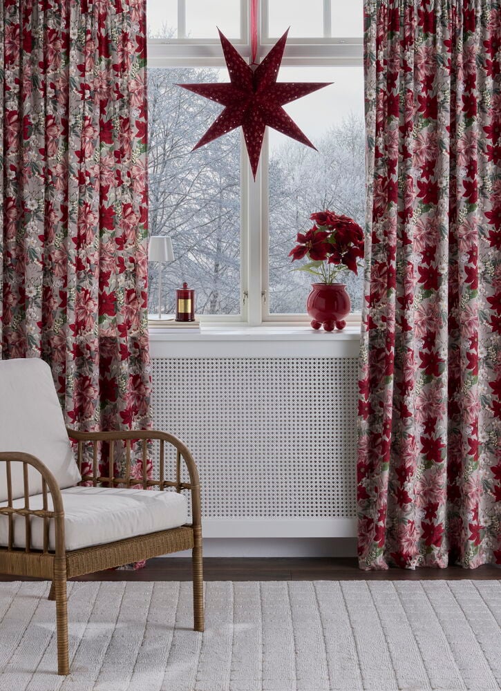 Gardinlengde Noelle 135x250 cm i Natur polyesterfløyel, med et rødt og hvitt blomstermønster.